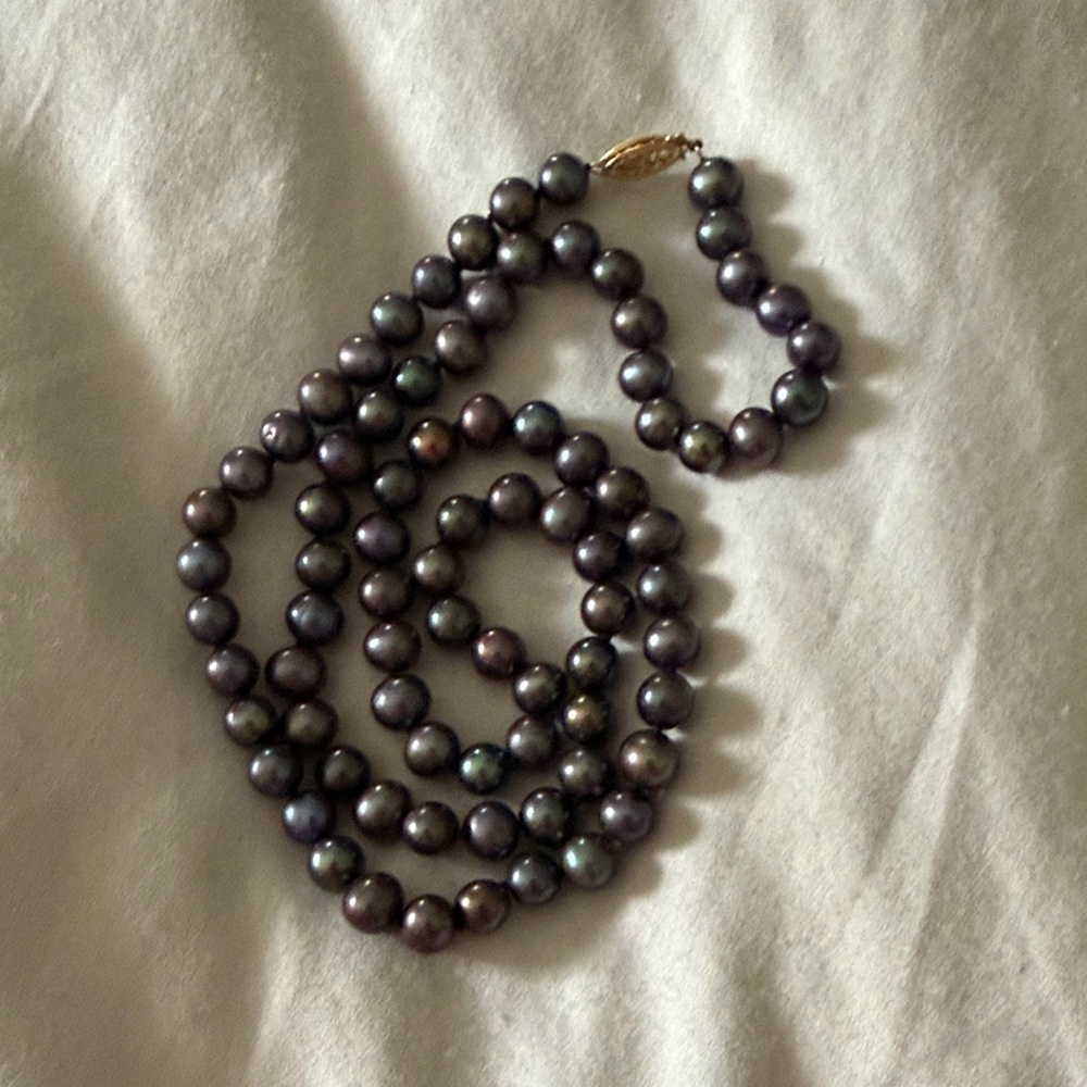 Elegant Black Pearl Necklace